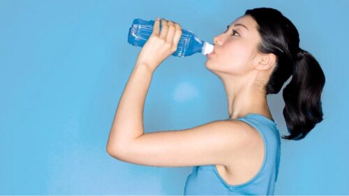 दिन में 4 लीटर पानी पीने से क्या होता है?
